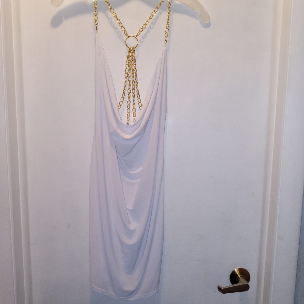 MISGUIDED SIZE 8 WHITE TOP WITH GOLD CHAIN BACK NWT